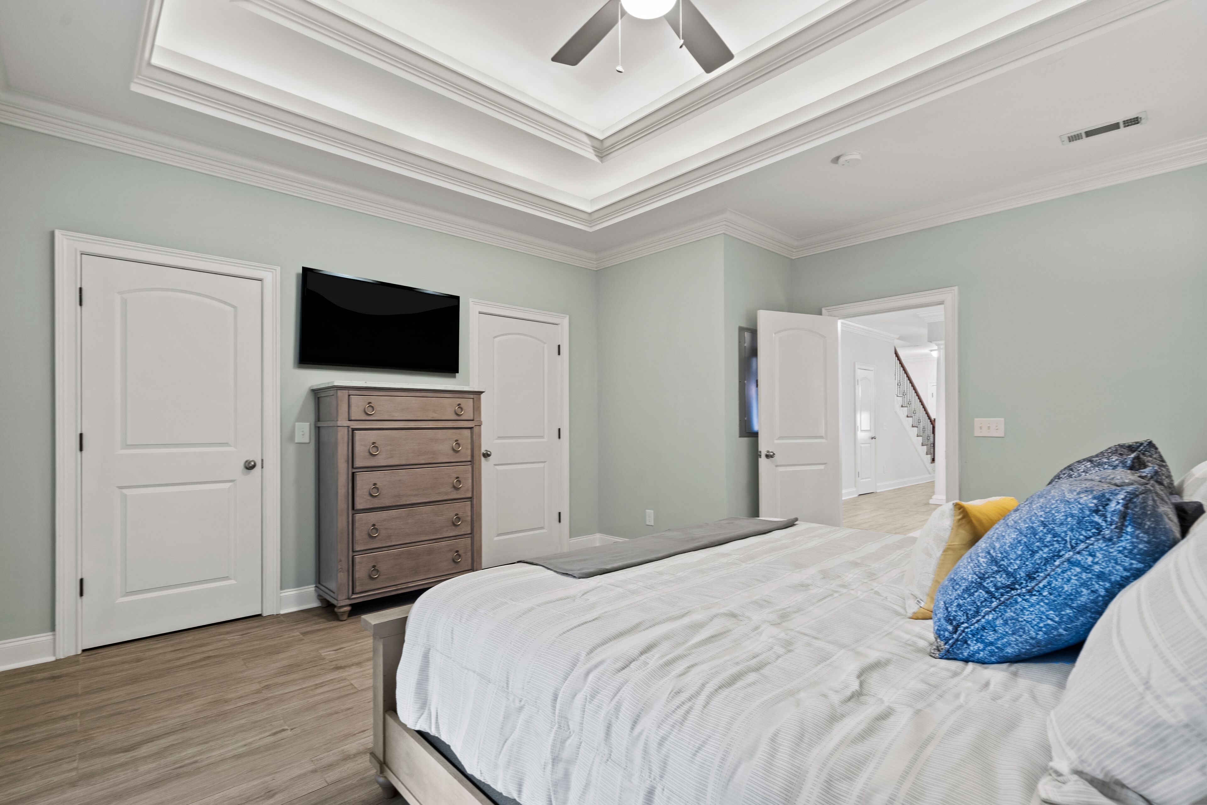 Desk, iron/ironing board, WiFi, bed sheets