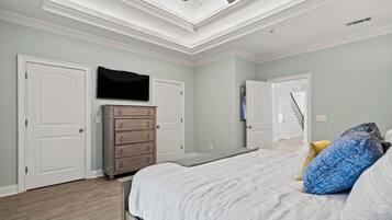 Desk, iron/ironing board, WiFi, bed sheets