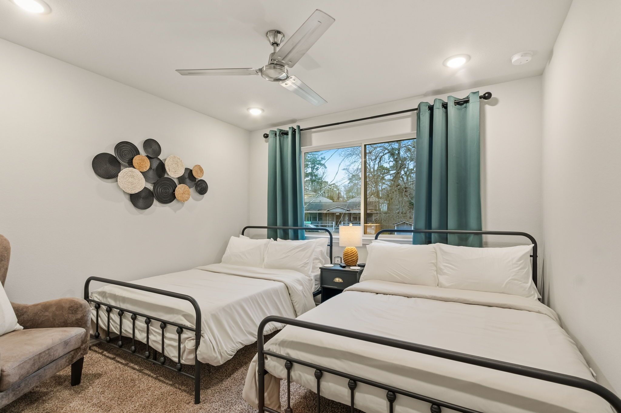 3 bedrooms, iron/ironing board, WiFi, bed sheets