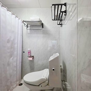 Family Triple Room | Bathroom - OLIVE stay (Fukuoka)