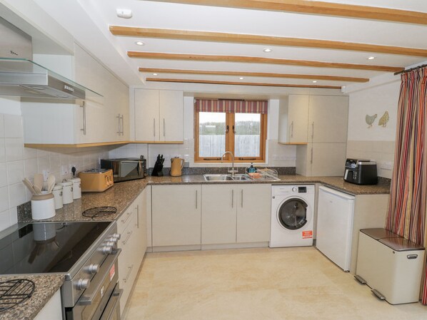 Fridge, microwave, oven, dishwasher - CEDAR BARN, pet friendly, with a garden in Pershore (Pershore)