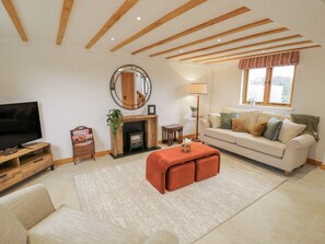 TV - CEDAR BARN, pet friendly, with a garden in Pershore (Pershore)