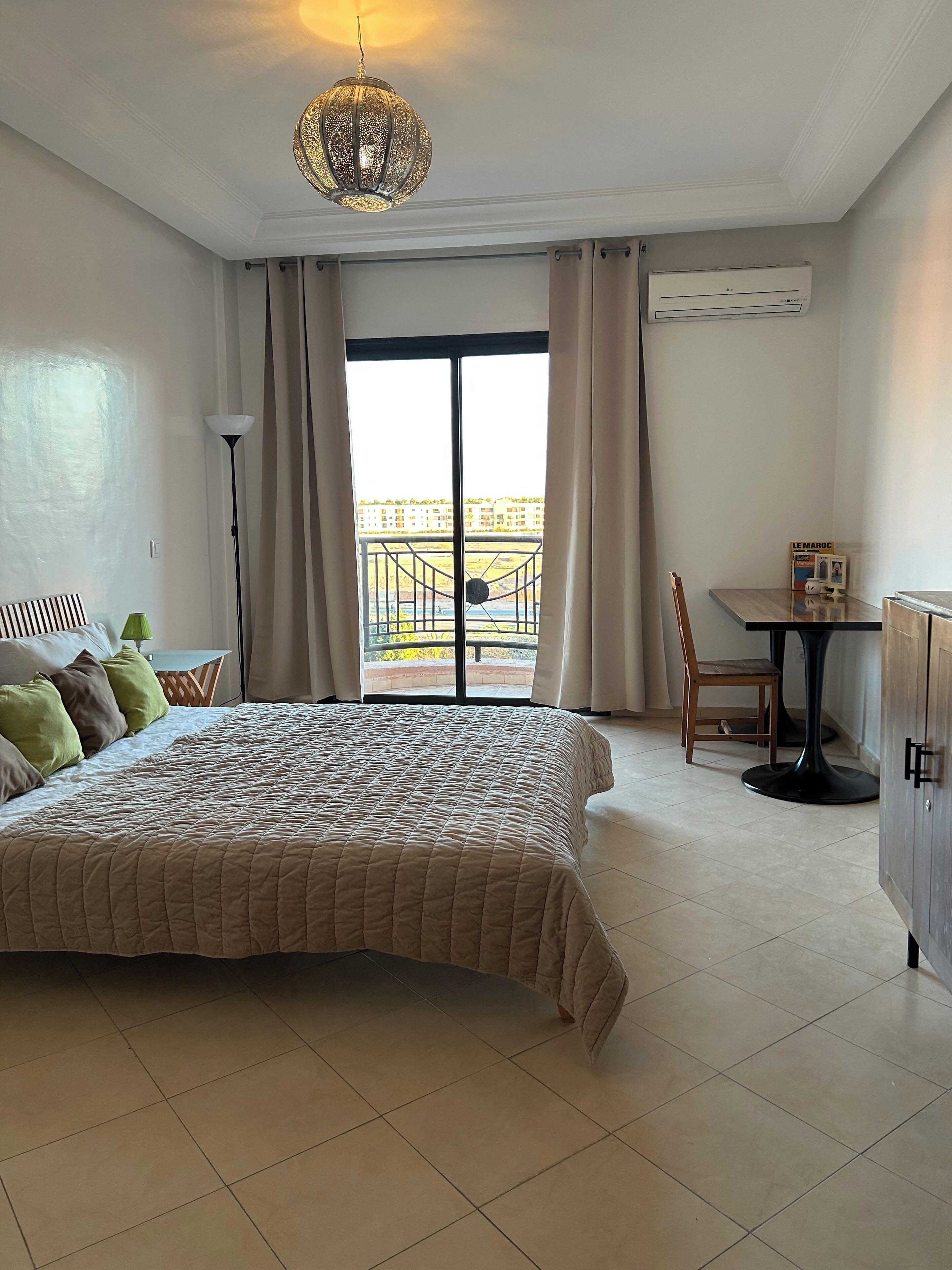 Bureau, fer et planche à repasser, Wi-Fi gratuit, draps fournis