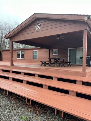 Outdoor dining - Cozy, PRIVATE, 4-bedroom cabin on 40 acres. (Markleton)