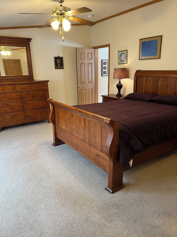 4 bedrooms, free WiFi, bed sheets - Cozy, PRIVATE, 4-bedroom cabin on 40 acres. (Markleton)