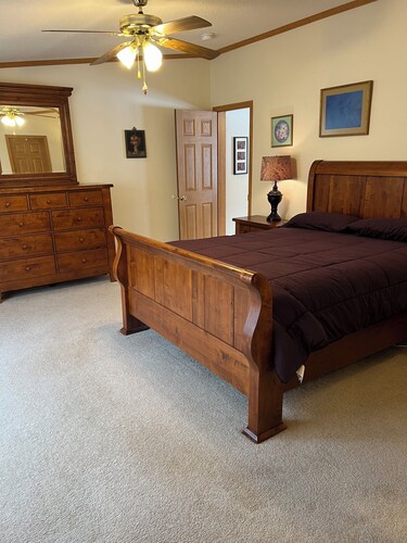 Cozy, PRIVATE, 4-bedroom cabin on 40 acres. 