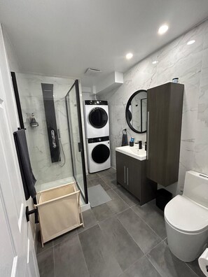 Hiustenkuivaaja, pyyhkeet, saippua, vessapaperi