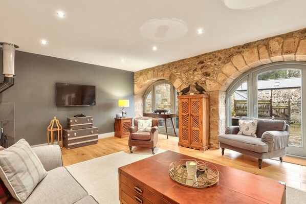 TV, fireplace, video games - The Old Barn - North East Escapes (Bamburgh)