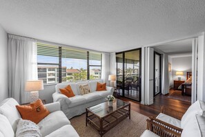 Smart TV - Beachfront Loggerhead Cay 264 —Sunrise & Gulf Water Views, heated Pool, Pickleball & Tennis, Bikes + Beach Gear. (Sanibel Island)