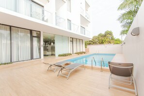 Outdoor pool - Newly furnished One Bedroom Apartment at Pine Court (Accra)