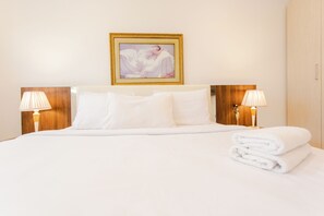 Tabla de planchar con plancha, wifi, ropa de cama
