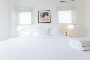 Tabla de planchar con plancha, wifi, ropa de cama