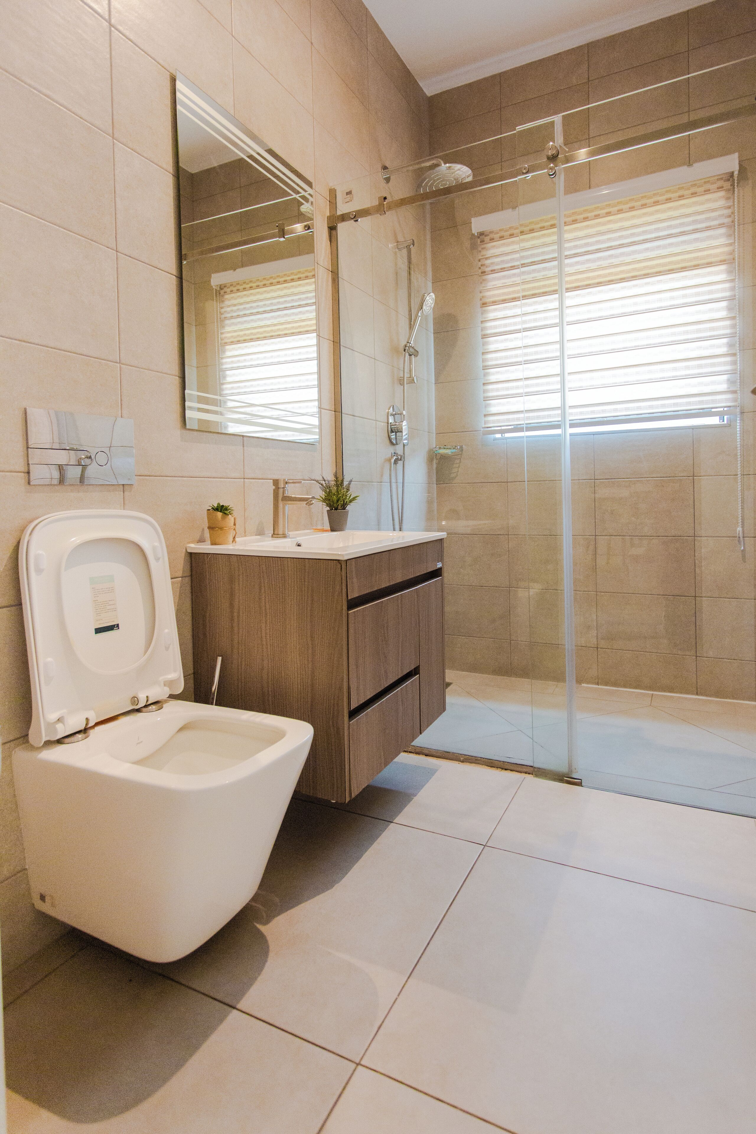 Douche, articles de toilette écologiques, serviettes fournies, savon