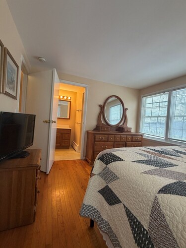 Under 1 mile to CDP, charming 4 bdrm, firepit