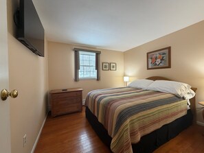 Tabla de planchar con plancha, wifi gratis y ropa de cama 