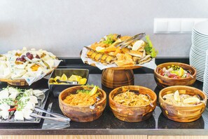 A buffet with various dishes including seafood, salads, and bread. - Hotel Juvena Wellness & Spa (Międzywodzie)