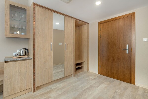 غرفة سوبيريور مزدوجة - بشرفة - منظر للحديقة | خزنة داخل الغرفة وتجهيزات عازلة للصوت وواي فاي مجانًا