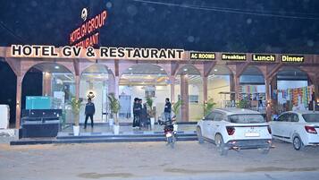 Edredones de plumas, colchones Select Comfort, escritorio y wifi gratis