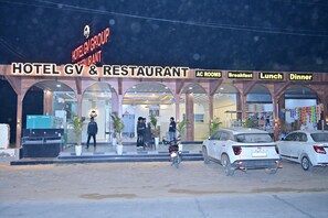 Down duvets, Select Comfort beds, desk, free WiFi - GOLDEN VENTURE HOTES PRIVATE LIMITED (Khatoo)