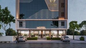 Um hotel moderno com uma placa grande que diz "HOTEL", o logotipo "GOLDEN VENTURE" e um design elegante e contemporâneo.
