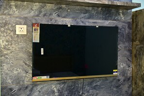 羽毛の掛け布団、セレクト コンフォート製ベッド、デスク、WiFi (無料)