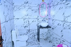 Luxury Double Room | Bathroom | Shower, towels, soap, shampoo - GOLDEN VENTURE HOTES PRIVATE LIMITED (Khatoo)