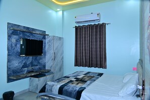 Down duvets, Select Comfort beds, desk, free WiFi - GOLDEN VENTURE HOTES PRIVATE LIMITED (Khatoo)