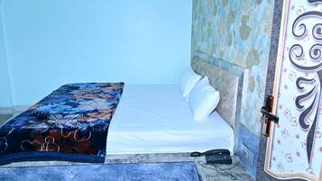 Habitación de lujo doble | Edredones de plumas, colchones Select Comfort, escritorio y wifi gratis