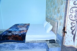 Luxury Double Room | Down duvets, Select Comfort beds, desk, free WiFi - GOLDEN VENTURE HOTES PRIVATE LIMITED (Khatoo)