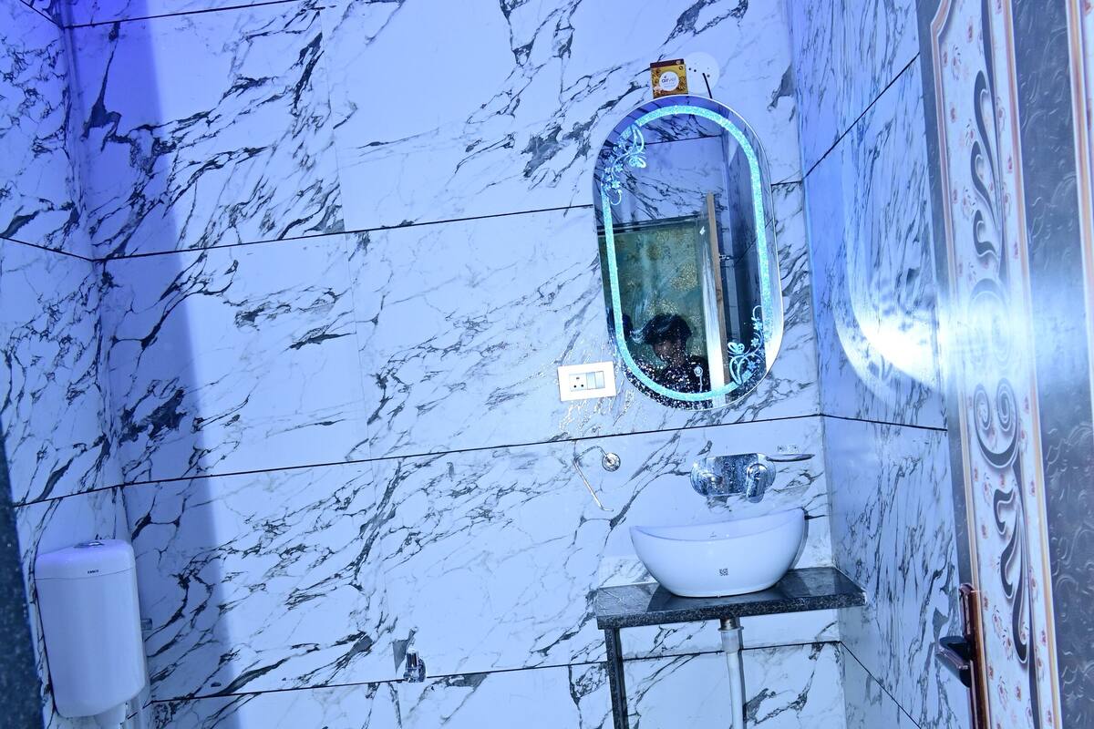 Luxury Double Room | Bathroom | Shower, towels, soap, shampoo