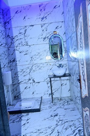 Luxury-Doppelzimmer | Badezimmer | Dusche, Handtücher, Seife, Shampoo