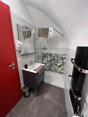 Shower, jetted bath, hair dryer, towels - Vacation home "A Cola" hot tub and natural ponds of Rio Barbaira (Rocchetta Nervina)