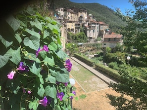 A mountainous village with stone buildings, a clear path, and lush greenery. - Vacation home "A Cola" hot tub and natural ponds of Rio Barbaira (Rocchetta Nervina)