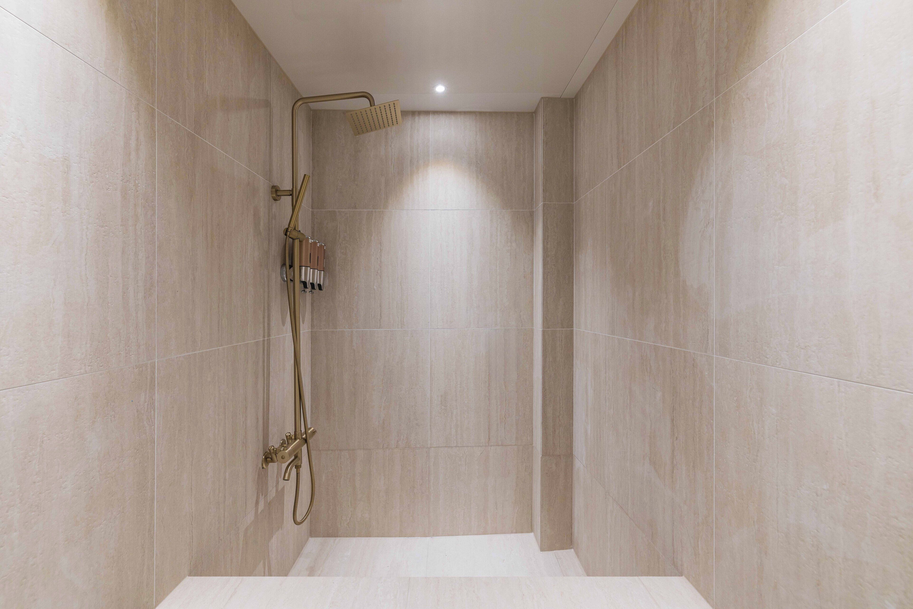 Een haardroger, een bidet, handdoeken, zeep