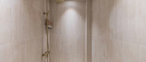 Secadora de cabello, bidet, toallas, jabón