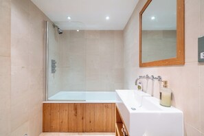 Hair dryer - Bright, modern 2-bed top-floor apartment in Chelsea Harbour with a private roof terrace, open-plan living, fast WiFi, and a fully equipped kitchen. Quiet location with easy access to central London—ideal for couples, families, or friends. (London)