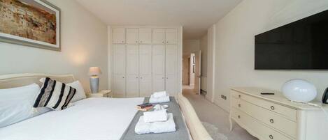 2 quartos, acesso à internet, roupa de cama