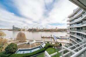 Property grounds - Bright, modern 2-bed top-floor apartment in Chelsea Harbour with a private roof terrace, open-plan living, fast WiFi, and a fully equipped kitchen. Quiet location with easy access to central London—ideal for couples, families, or friends. (London)