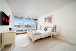 Free WiFi - Bright, modern 2-bed top-floor apartment in Chelsea Harbour with a private roof terrace, open-plan living, fast WiFi, and a fully equipped kitchen. Quiet location with easy access to central London—ideal for couples, families, or friends. (London)