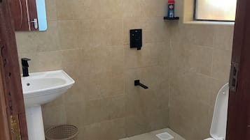 Douche, serviettes fournies, savon, papier toilette