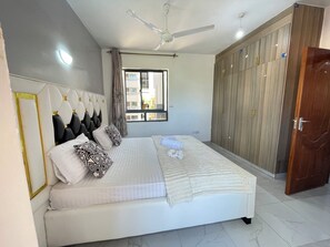 Tabla de planchar con plancha, wifi gratis y ropa de cama 