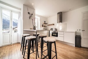 Fridge, microwave, oven, stovetop - Brina – Chamonix Apartment with Mont Blanc View (Chamonix-Mont-Blanc)