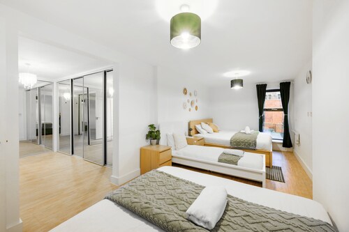Huge Digbeth Apt, Sleeps 8, 5bed, Free Parking.