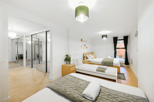 Spacious 5-Bed Apartment for Groups · Free Parking