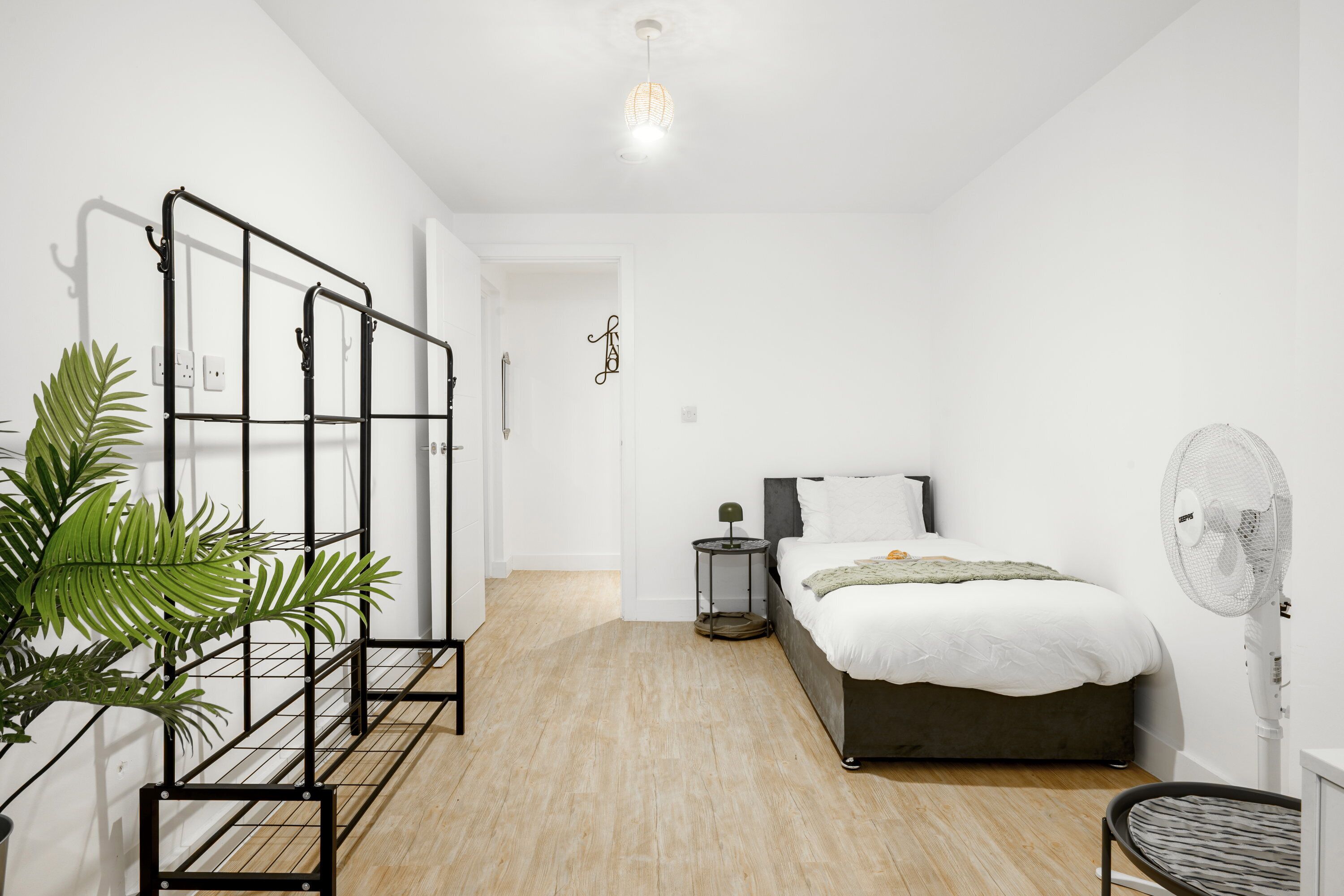 2 bedrooms, desk, iron/ironing board, WiFi