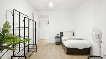 2 bedrooms, desk, iron/ironing board, WiFi