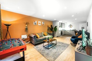 Smart TV, foosball - Spacious 5-Bed Apartment for Groups · Free Parking (Birmingham)