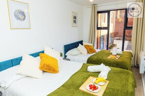 Escritorio, tabla de planchar con plancha, wifi y ropa de cama 