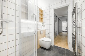 Shower, towels - Spacious 5-Bed Apartment for Groups · Free Parking (Birmingham)