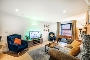 Smart TV, foosball - Spacious 5-Bed Apartment for Groups · Free Parking (Birmingham)